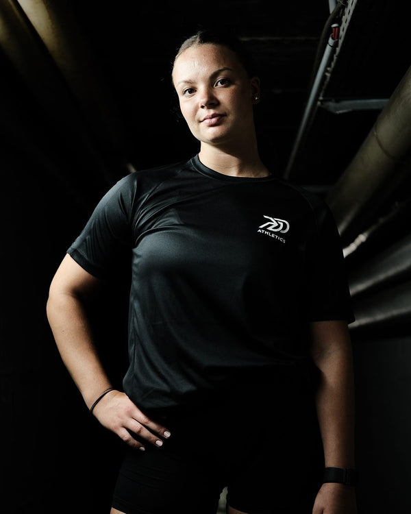 Greta im schwarzen PGO Athletics Women Basic Tee