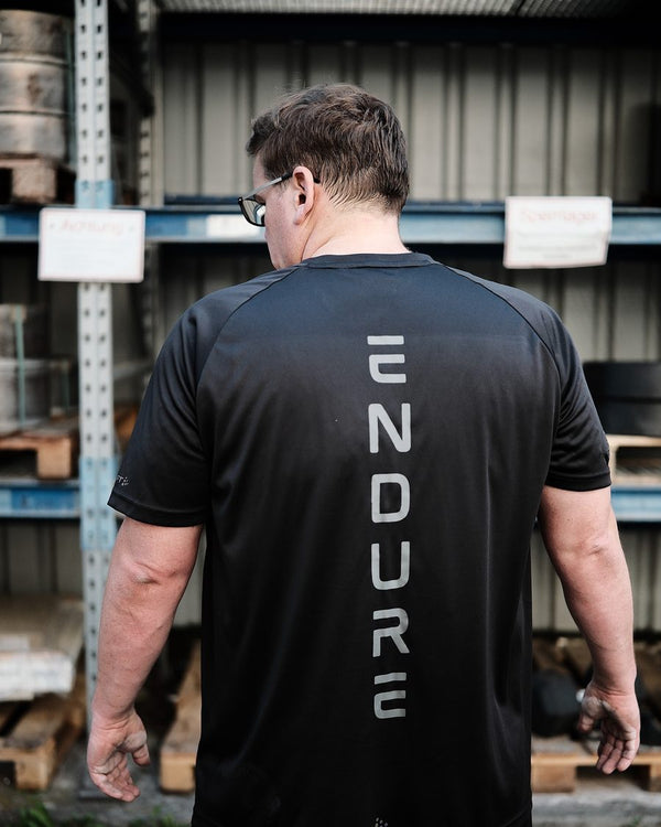Sven von hinten im PGO Athletics Shirt mit ENDURE-Print auf dem Rücken