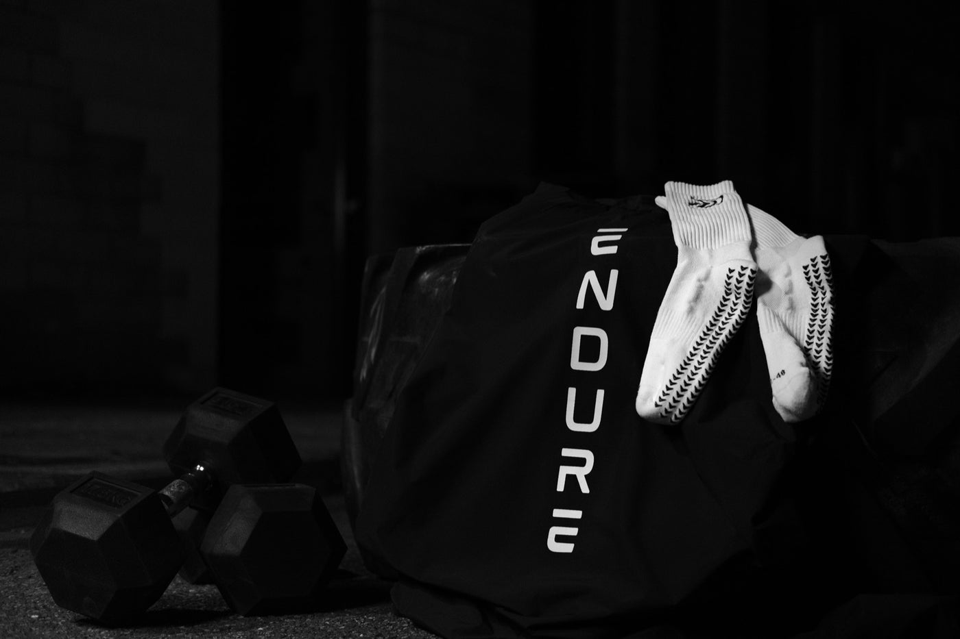 Schwarz-Weiß-Aufnahme: PGO-Athletics-Shirt in einer Werkstattumgebung