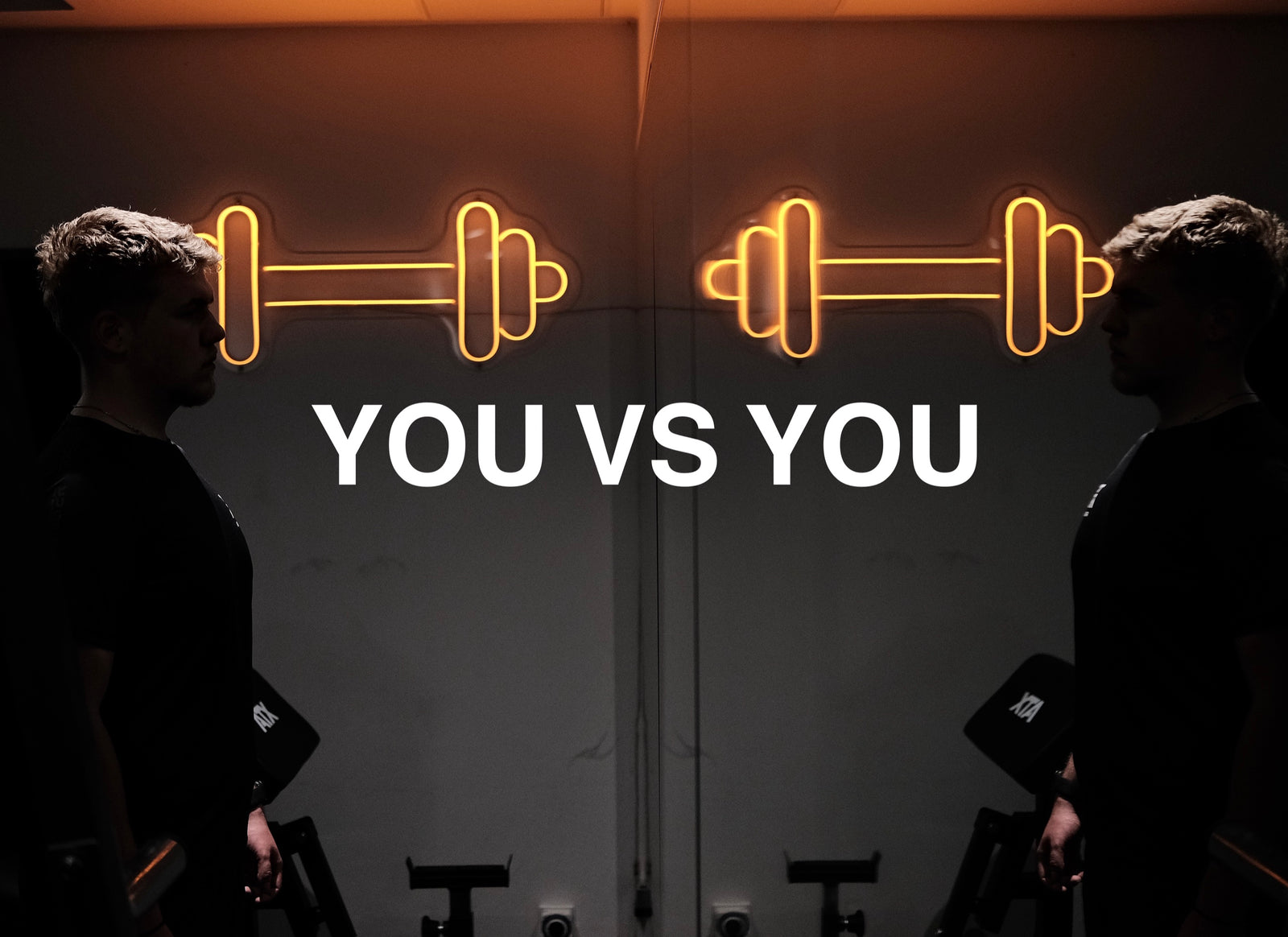 Gespiegeltes Bild: Athlet steht sich selbst gegenüber, darüber der Neon-Schriftzug YOU VS YOU